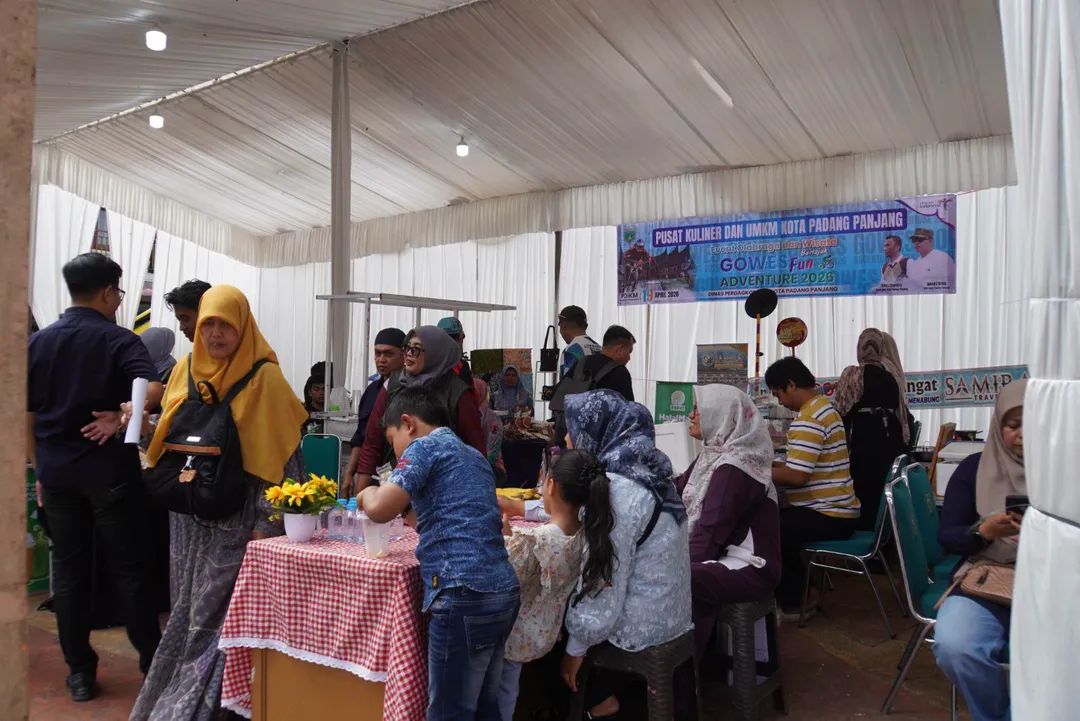 Suasana penjualan handycraf di ajang goes Adventure Kota Padang Panjang di kawasan PDIKM.